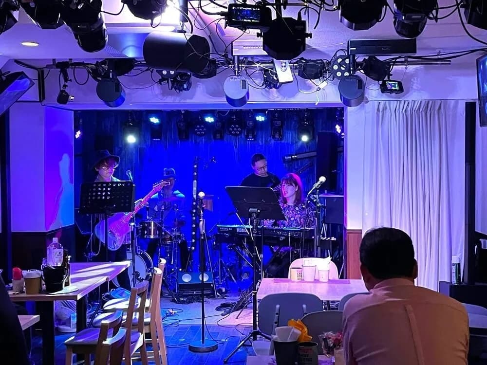 横浜No.1の生バンドカラオケ!SING Yokohamaで楽しむフルバンド演奏